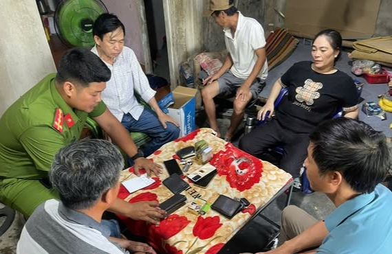 Lực lượng chức năng làm việc với nhóm đối tượng tại hiện trường vụ việc