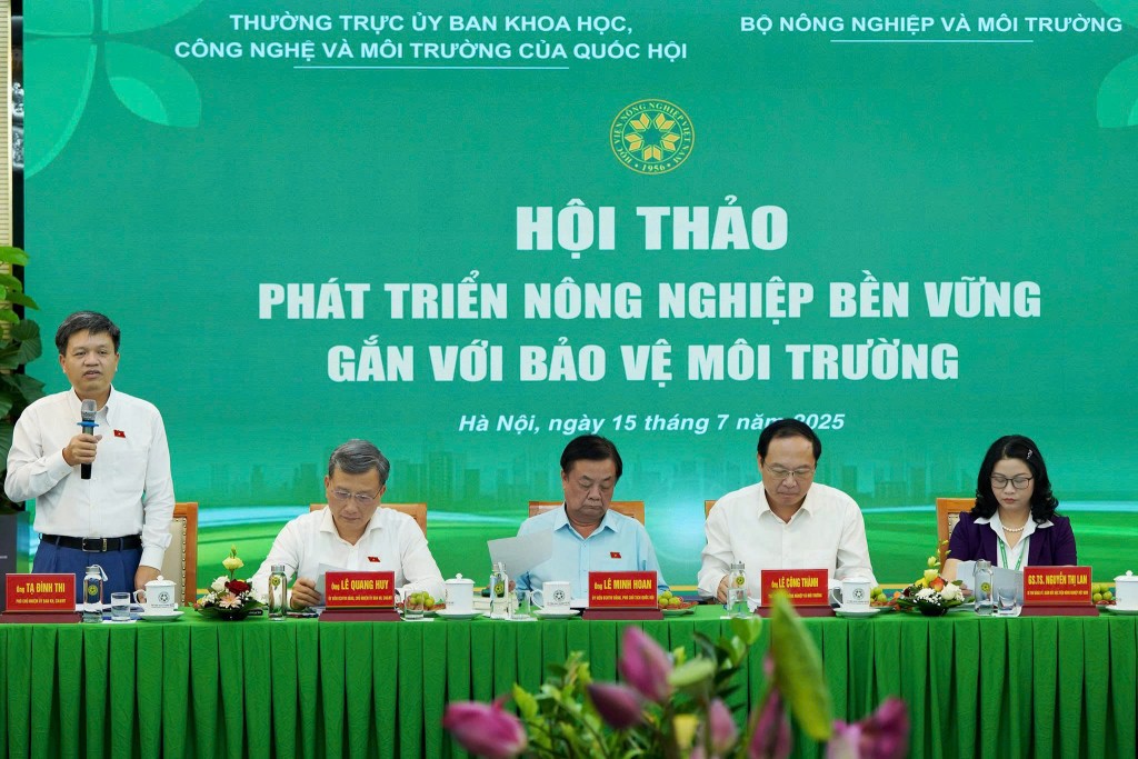 Các đại biểu chủ trì hội thảo