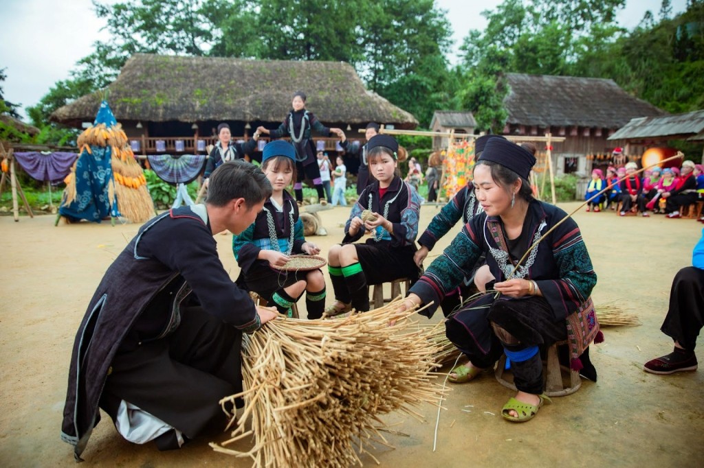 Những lát cắt văn hóa Tây Bắc độc đáo tại Lễ hội Xòe Bản Mây Fansipan