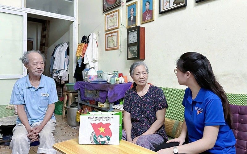 Đoàn phường Đại Mỗ thăm hỏi, tri ân cựu thanh niên xung phong