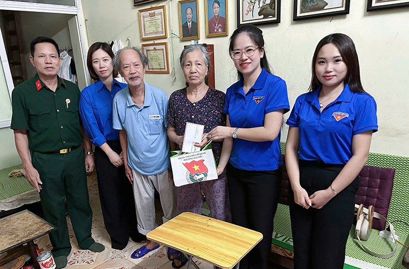Đồng chí Phạm Thị Thu Giang - Bí thư Đoàn phường Đại Mỗ cùng các đoàn viên thanh niên đến nhà thăm hỏi các bác cựu thanh niên xung phong tiêu biểu