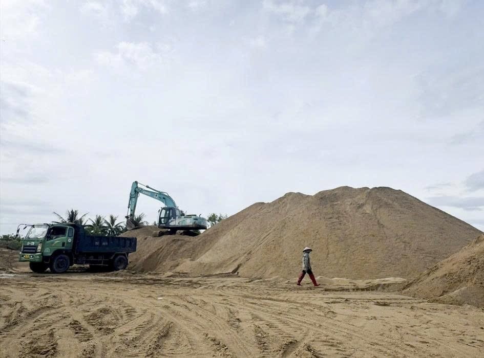 Lực lượng chức năng tạm giữ thêm gần 1.400m3 cát có dấu hiệu vi phạm pháp luật (Ảnh: CA)
