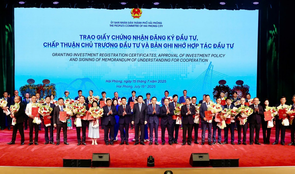 Đồng chí Lương Cường, Uỷ viên Bộ Chính trị, Chủ tịch nước cùng các đồng chí lãnh đạo Đảng, Nhà nước, các bộ, ngành Trung ương trao giấy phép đầu tư và tặng hoa chúc mừng các nhà đầu tư và doanh nghiệp tại Hội  nghị xúc tiến đầu tư thành phố Hải Phòng tại Kỳ họp thứ 3-2025 Hội đồng tư bấn kinh doanh APEC.
