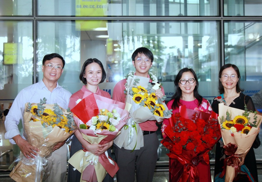 Các thầy cô giáo Trường THPT chuyên Hà Nội - Amsterdam chúc mừng thành tích của Nguyễn Mạnh Tuấn.