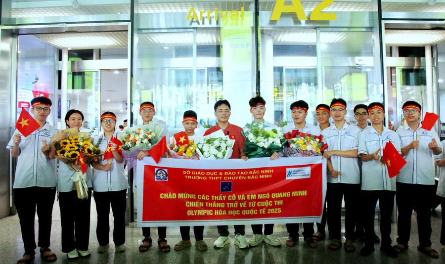 Các bạn trong trường chúc mừng thành tích của Ngô Quang Minh.