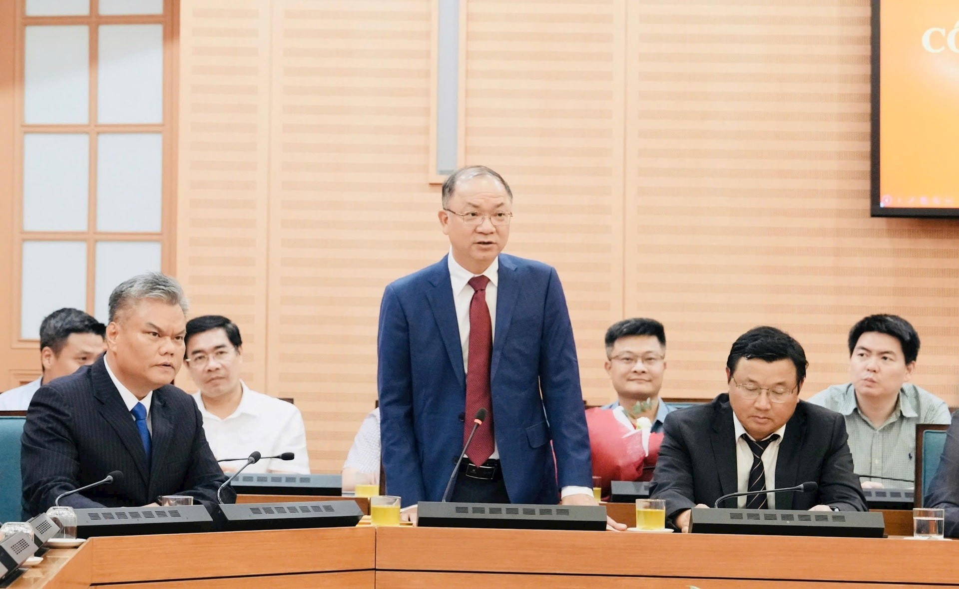  ong-tuan.jpg 5 / 5  Tân Phó Chánh Văn phòng UBND thành phố Hà Nội Bá Văn Thắng phát biểu. Ảnh: Đình Hiệp