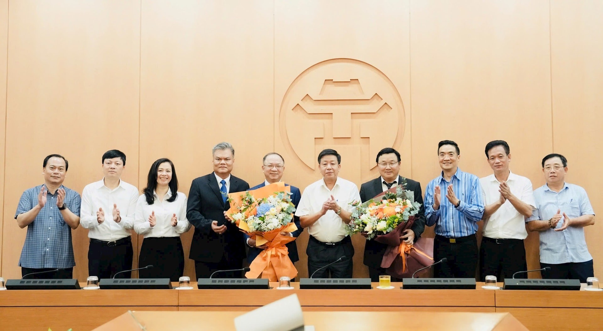 Phó Chủ tịch UBND thành phố Hà Nội Dương Đức Tuấn tặng hoa và trao quyết định bổ nhiệm cho hai đồng chí. Ảnh: Đình Hiệp