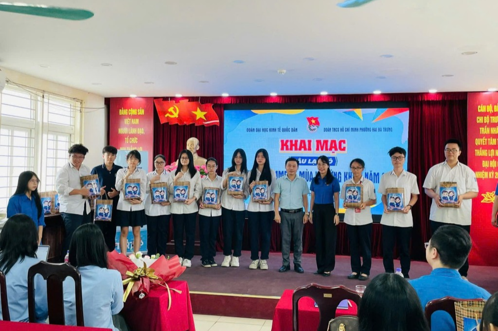Ban tổ chức trao tặng quà tới các em học sinh tại lễ khai mạc Câu lạc bộ Khởi nghiệp sáng tạo