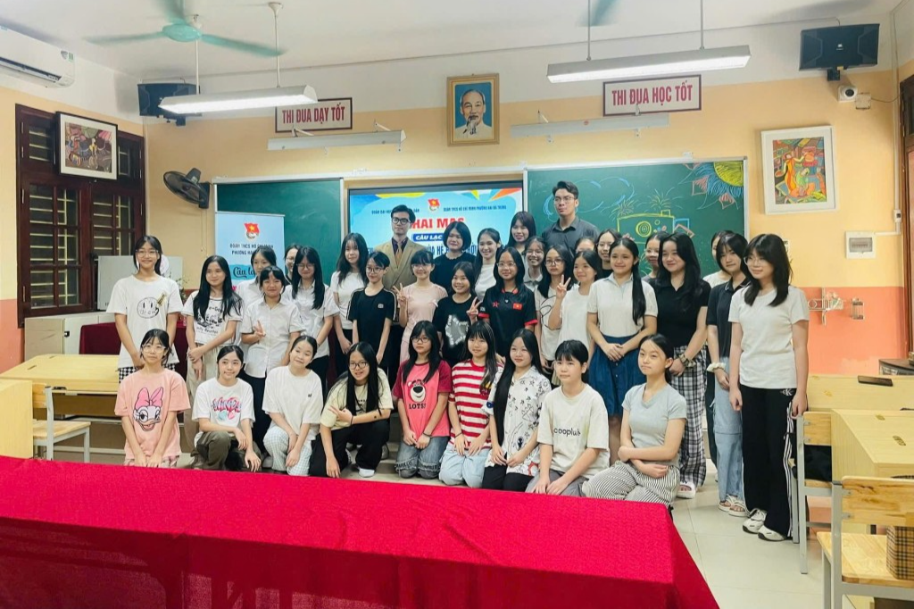Các bạn trẻ chụp ảnh lưu niệm tại chương trình