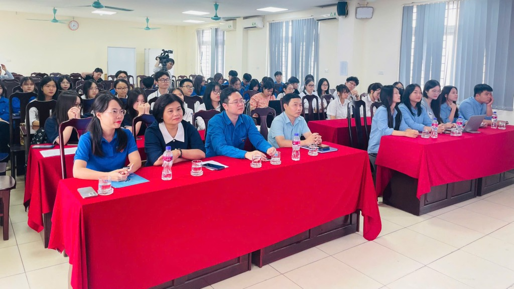 Mùa hè hứng khởi với câu lạc bộ thời trang và khởi nghiệp