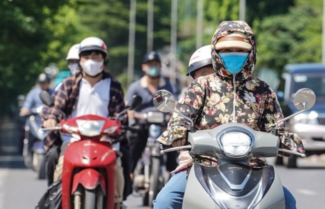 Hà Nội ngày nắng, chiều tối và đêm có mưa rào và dông