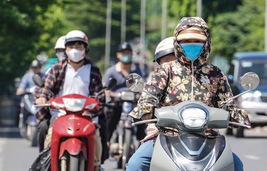 Hà Nội ngày nắng, chiều tối và đêm có mưa rào và dông