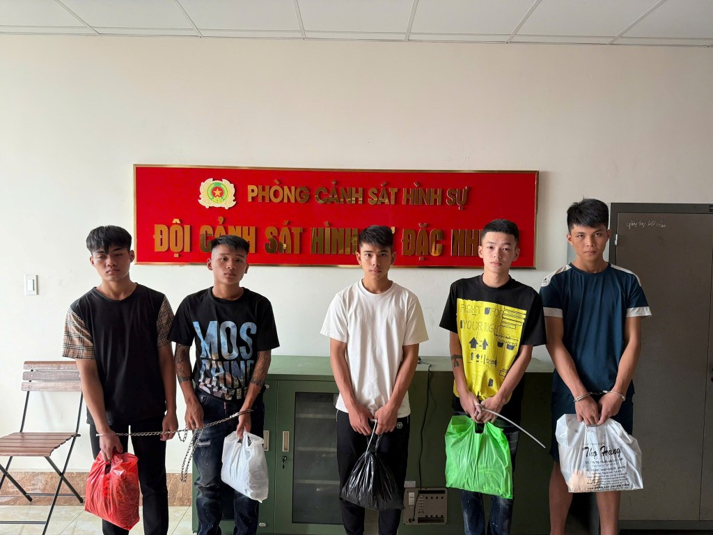 Cơ quan CSĐT Công an thành phố tạm giam thêm 05 đối tượng Cù Văn Mạnh, Nguyễn Anh Tuấn, Nguyễn Huy Phong, Nguyễn Quốc Huy, Phạm Văn Tuân
