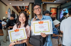 Học sinh giỏi háo hức cầm giấy khen đi chơi miễn phí Bà Nà