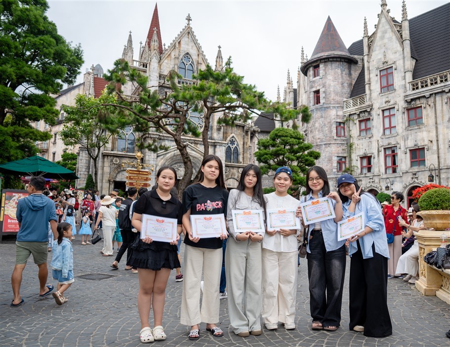 Học sinh giỏi háo hức cầm giấy khen đi chơi miễn phí Bà Nà