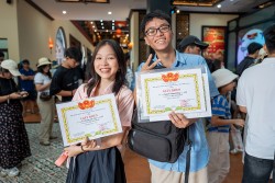 Học sinh giỏi háo hức cầm giấy khen đi chơi miễn phí Bà Nà