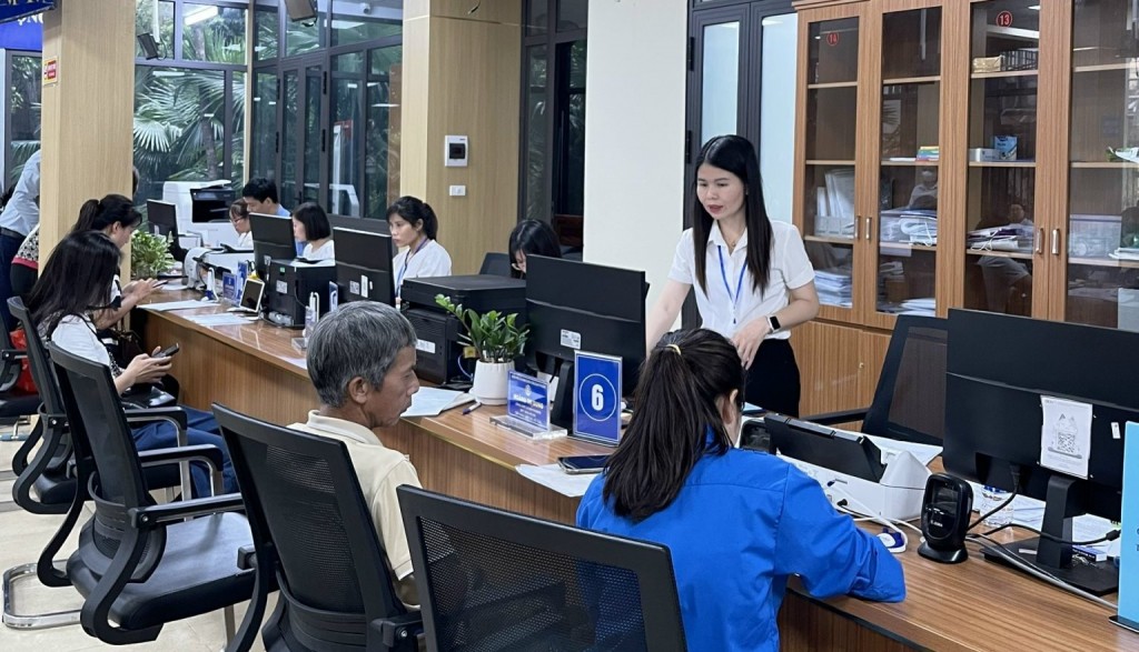 Bài 2: Một ngày làm việc của cán bộ “một cửa”