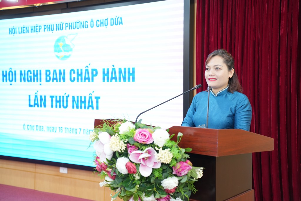 Đồng chí Đào Thị Minh Hiền - Ủy viên thường vụ, Chủ tịch Uỷ ban MTTQ VN phường Ô Chợ Dừa ghi nhận đóng góp bền bỉ, thầm lặng nhưng vô cùng to lớn của các thế hệ cán bộ, hội viên phụ nữ