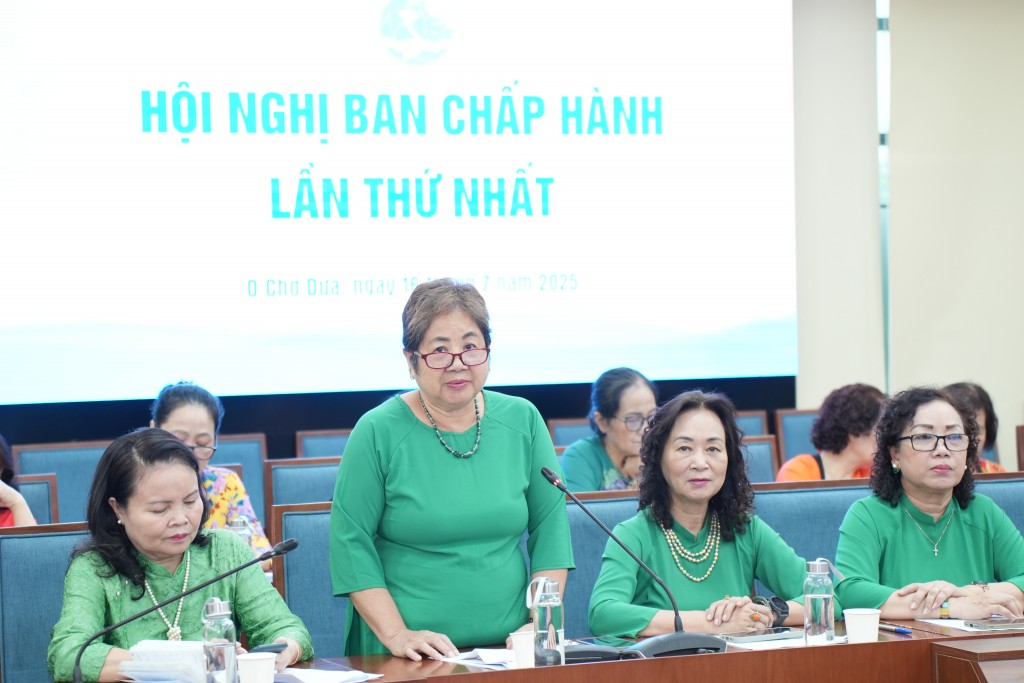 Bà Phạm Thị Bình - Chi hội 6 chia sẻ suy nghĩ và kiến nghị nhiều vấn đề thiết thực góp phần xây dựng hội vững mạnh