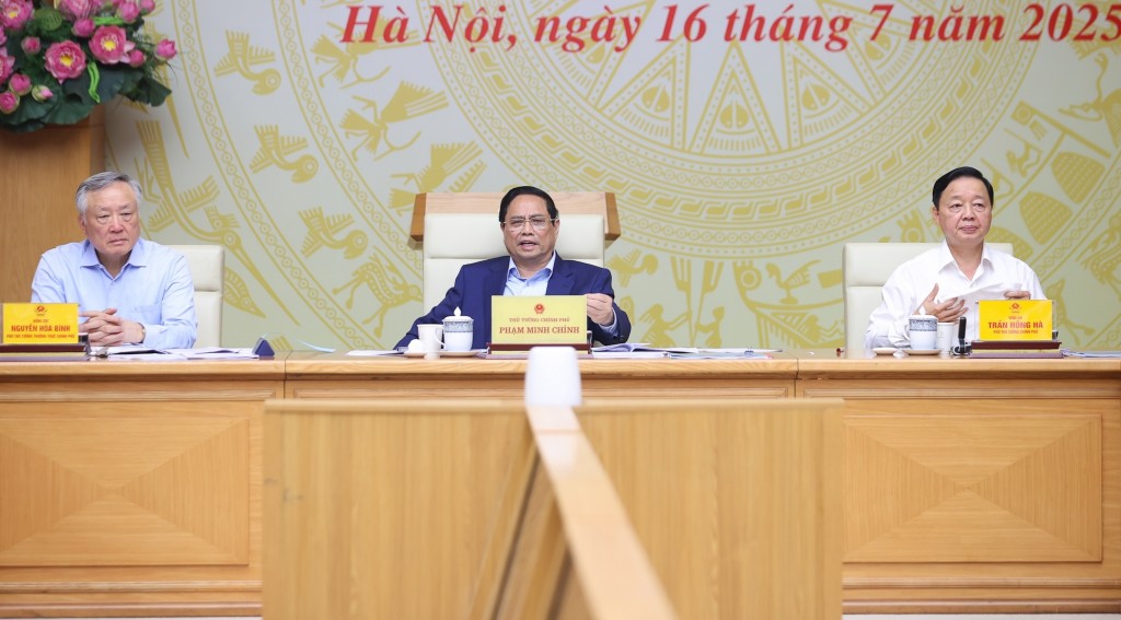 Thủ tướng chỉ rõ 16 nhóm nhiệm vụ, giải pháp trọng tâm cho các bộ, ngành, địa phương, cơ quan, đơn vị để đạt được mục tiêu tăng trưởng 8,3-8,5% năm 2025 - Ảnh: VGP/Nhật Bắc