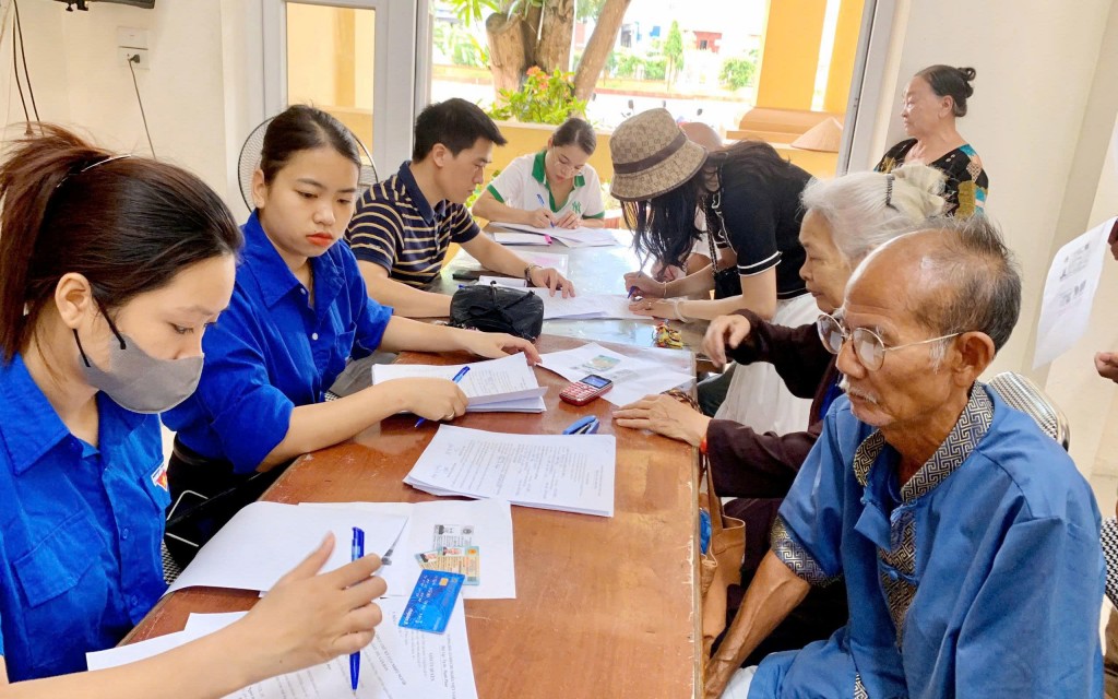 Lực lượng thanh niên giúp đỡ người cao tuổi trong thực hiện thủ tục kê khai