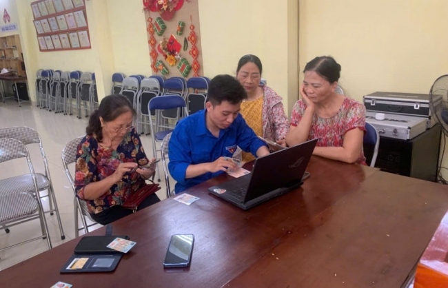 Hỗ trợ đảng viên giải quyết thủ tục hành chính trên môi trường số