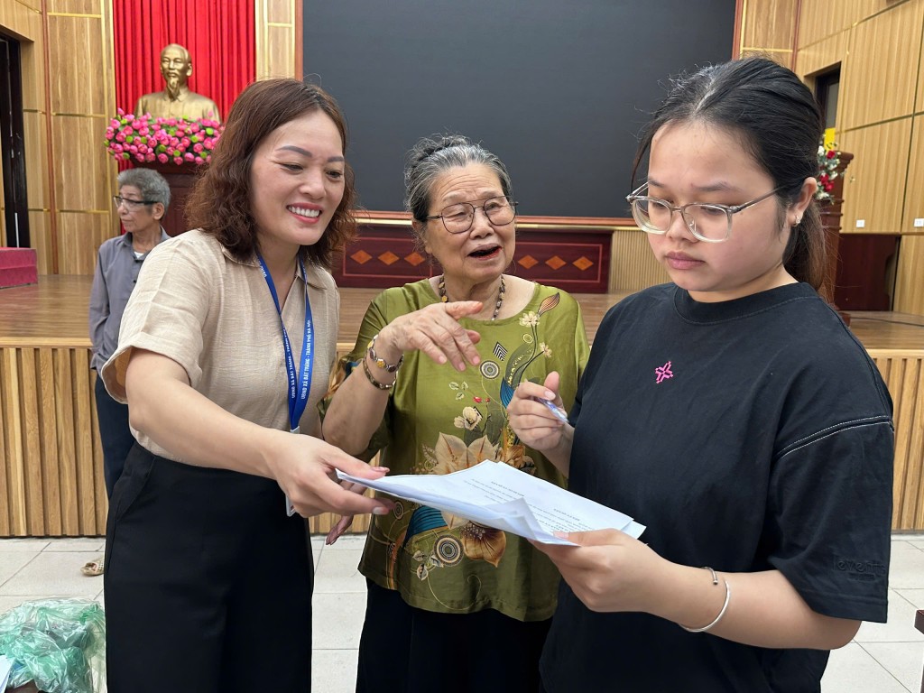 Hỗ trợ người dân hoàn thiện hồ sơ hưởng trợ cấp hưu trí xã hội