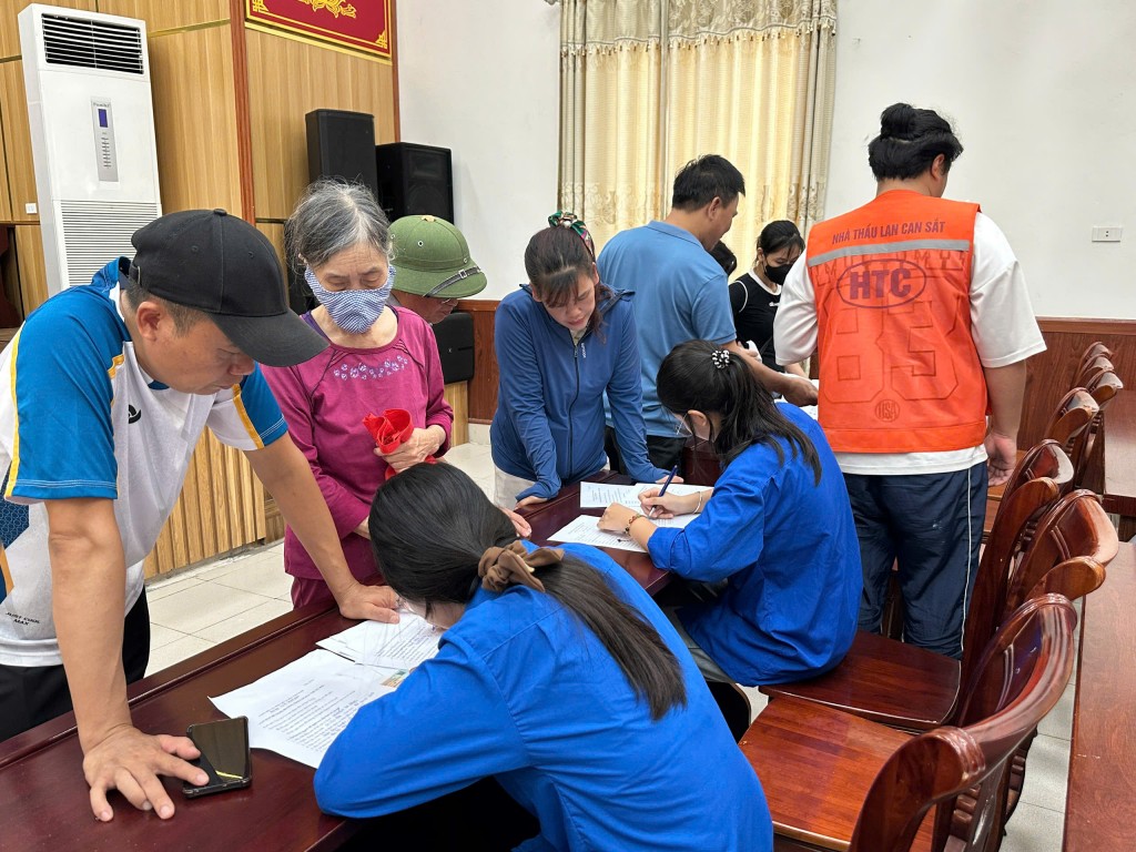 Hỗ trợ người dân hoàn thiện hồ sơ hưởng trợ cấp hưu trí xã hội