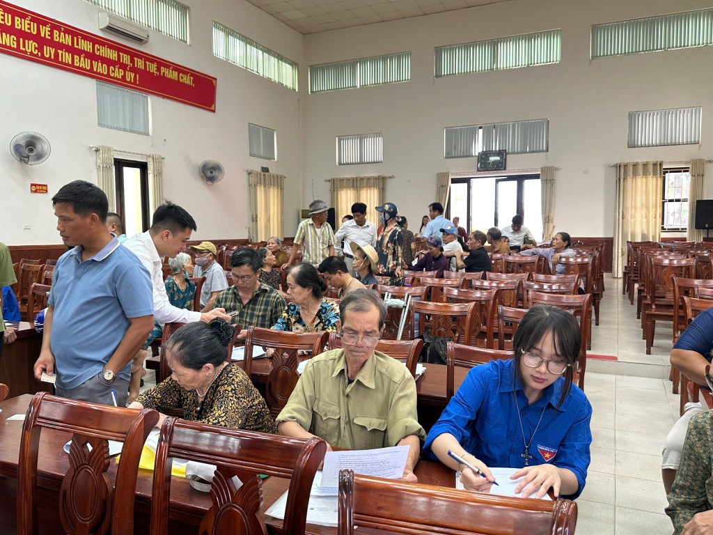 Hỗ trợ người dân hoàn thiện hồ sơ hưởng trợ cấp hưu trí xã hội