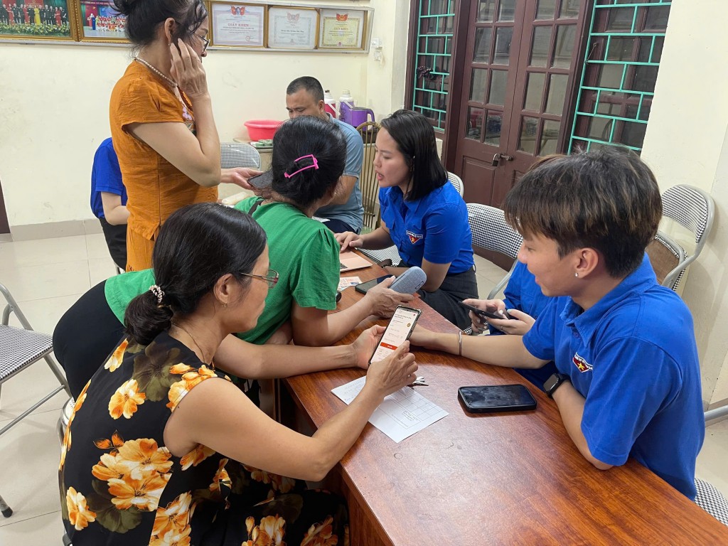 Hỗ trợ đảng viên giải quyết thủ tục hành chính trên môi trường số
