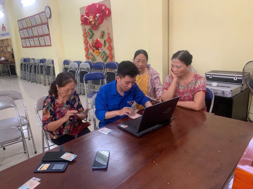 Hỗ trợ đảng viên giải quyết thủ tục hành chính trên môi trường số