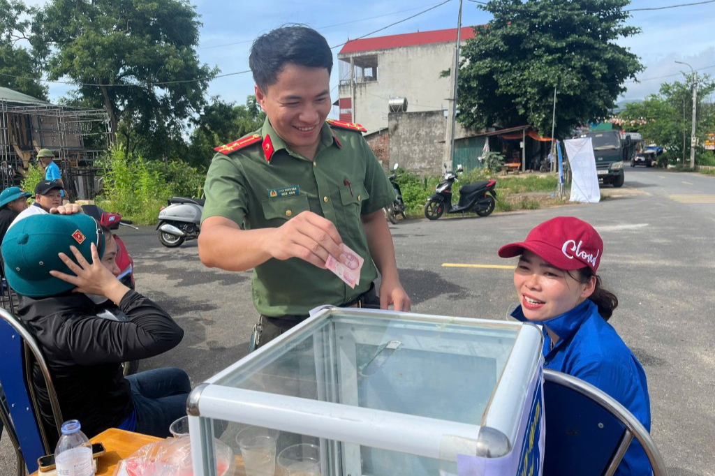 Nhiều người ủng hộ quỹ nhằm góp phần tri ân các gia đình chính sách 