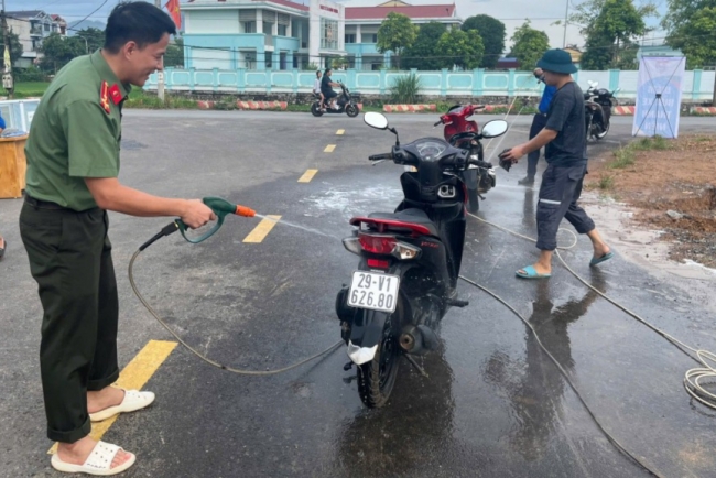 Ba Vì: Thanh niên rửa xe gây quỹ tặng quà gia đình chính sách