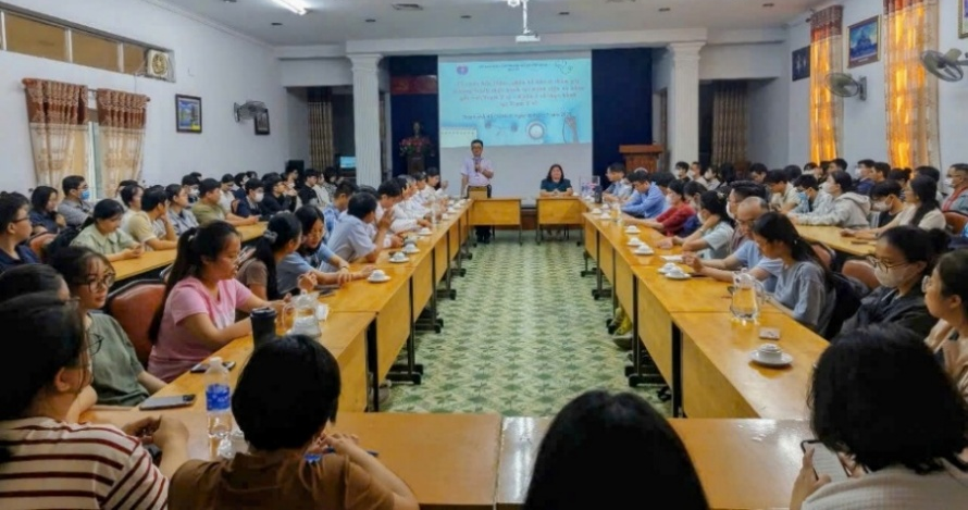 TS.BS. Huỳnh Minh Chín, Phó Giám đốc Sở Y tế phát biểu tại buổi bốc thăm phân bổ bác sĩ khóa 4 của chương trình về thực hành tại Trạm Y tế