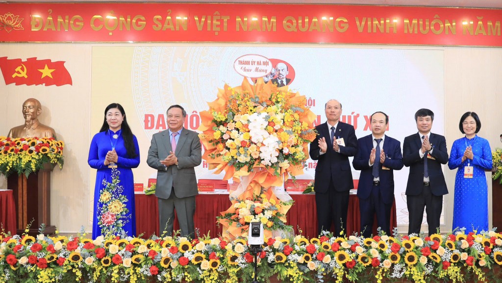  đồng chí: Nguyễn Văn Phong, Phó Bí thư Thường trực Thành uỷ; Nguyễn Lan Hương, Ủy viên Ban Thường vụ Thành ủy, Chủ tịch Ủy ban MTTQ Việt Nam TP