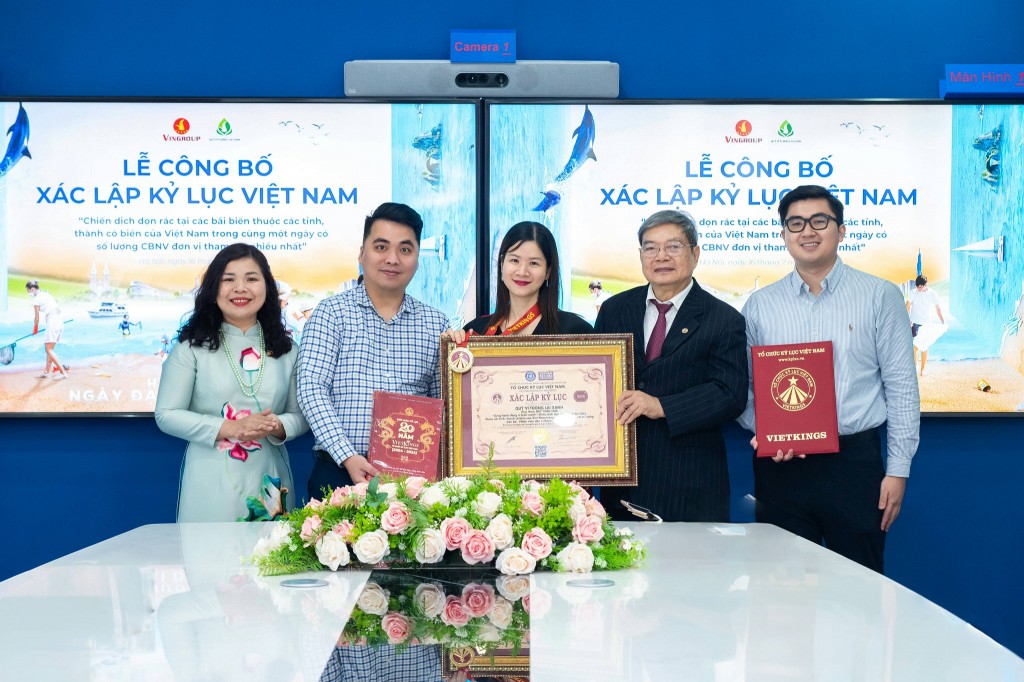 Đại diện Tổ chức Kỷ lục Việt Nam trao xác nhận kỷ lục từ chiến dịch “Cùng hành động vì biển xanh” cho đại diện Quỹ Vì tương lai xanh ngày 17/6/2025.