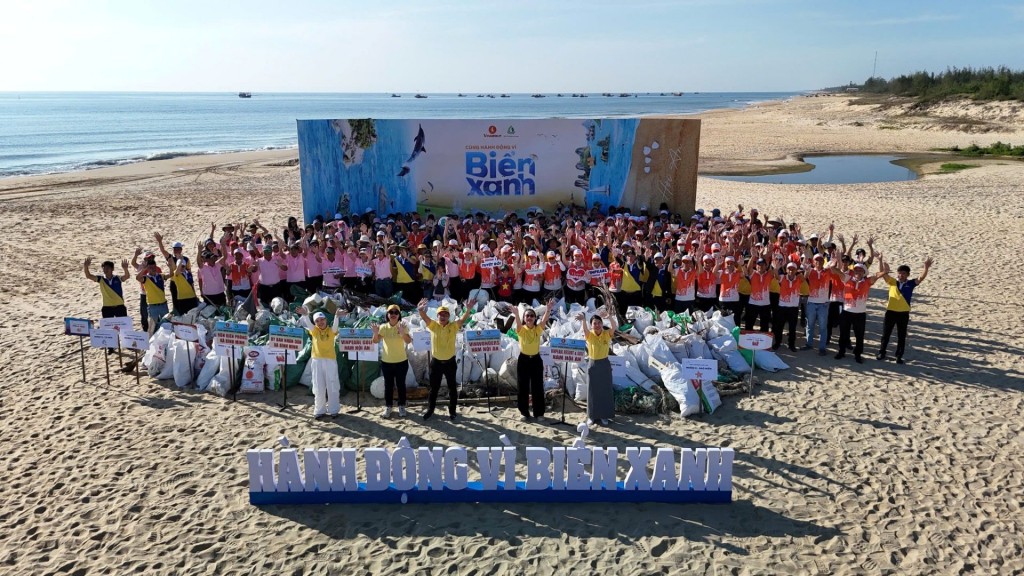 Gần 10.000 cán bộ nhân viên Vingroup và tình nguyện viên đã cùng nhau tạo nên một “làn sóng xanh” lan tỏa khắp 28 tỉnh, thành (trước sáp nhập) trên cả nước