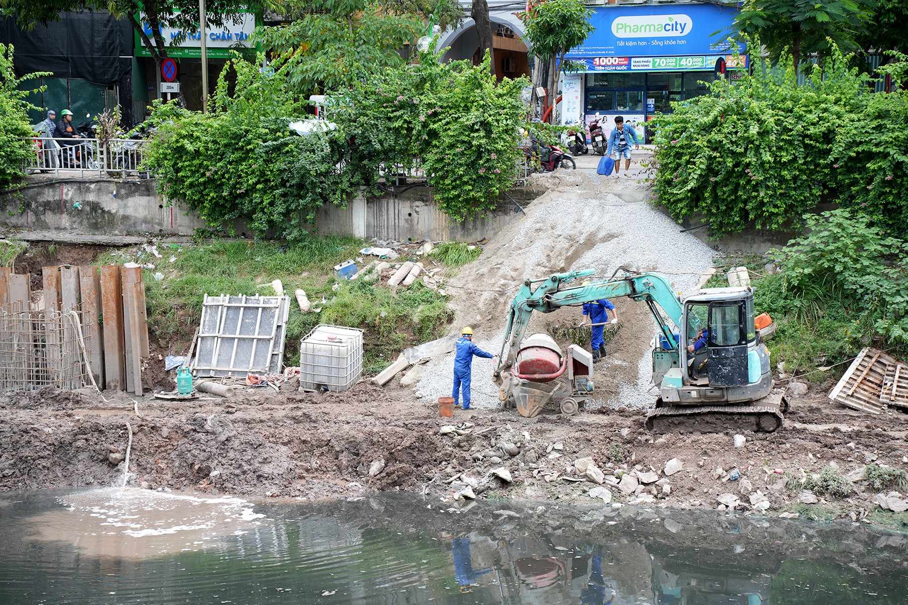 Dọc tuyến sông Tô Lịch đang được gia cố, kè lại hai bên bờ sông phòng chống sạt lở