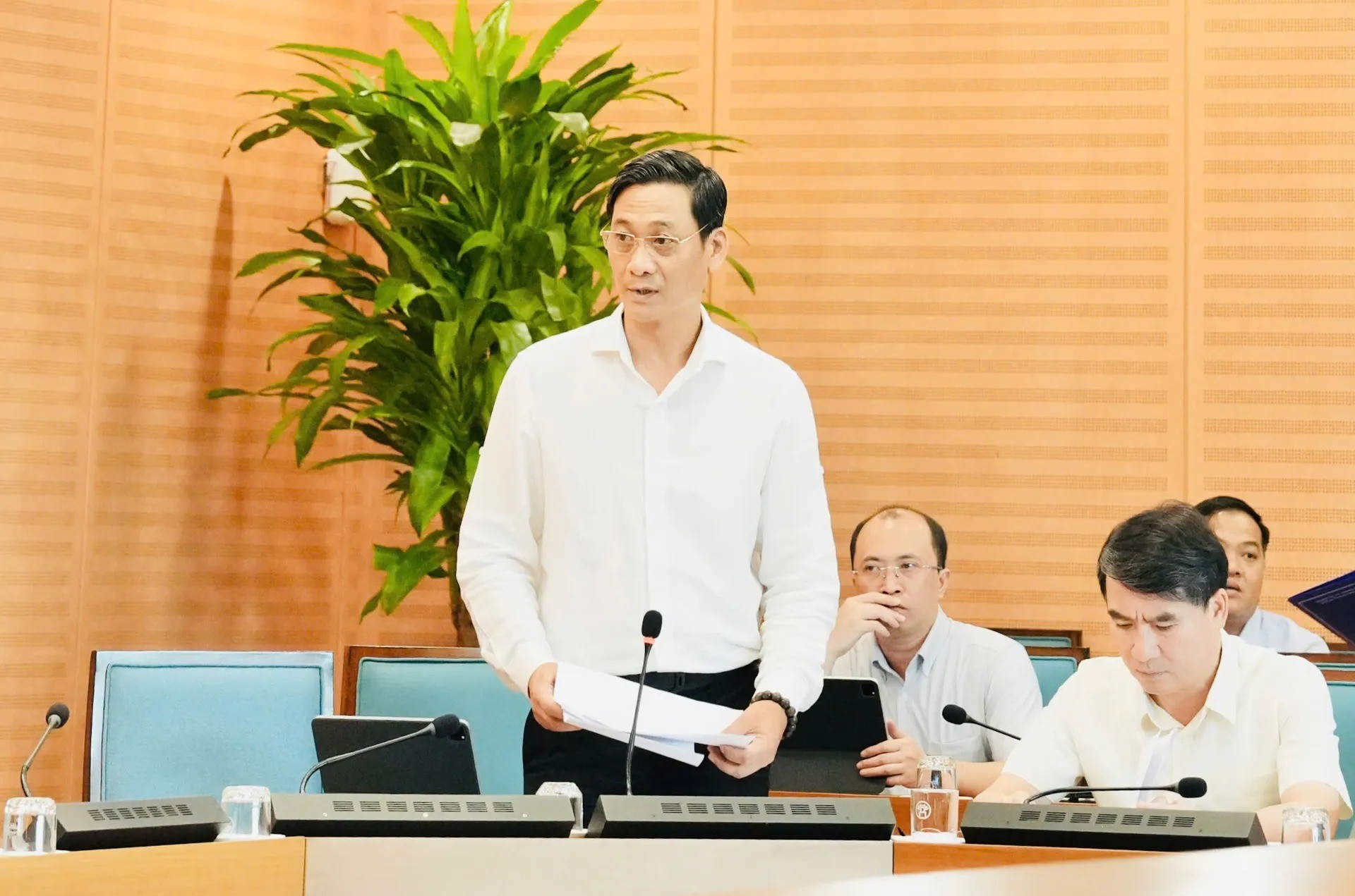 Chánh văn phòng UBND TP Hà Nội Lê Thanh Nam báo cáo tại cuộc họp. Ảnh: Hồng Thái
