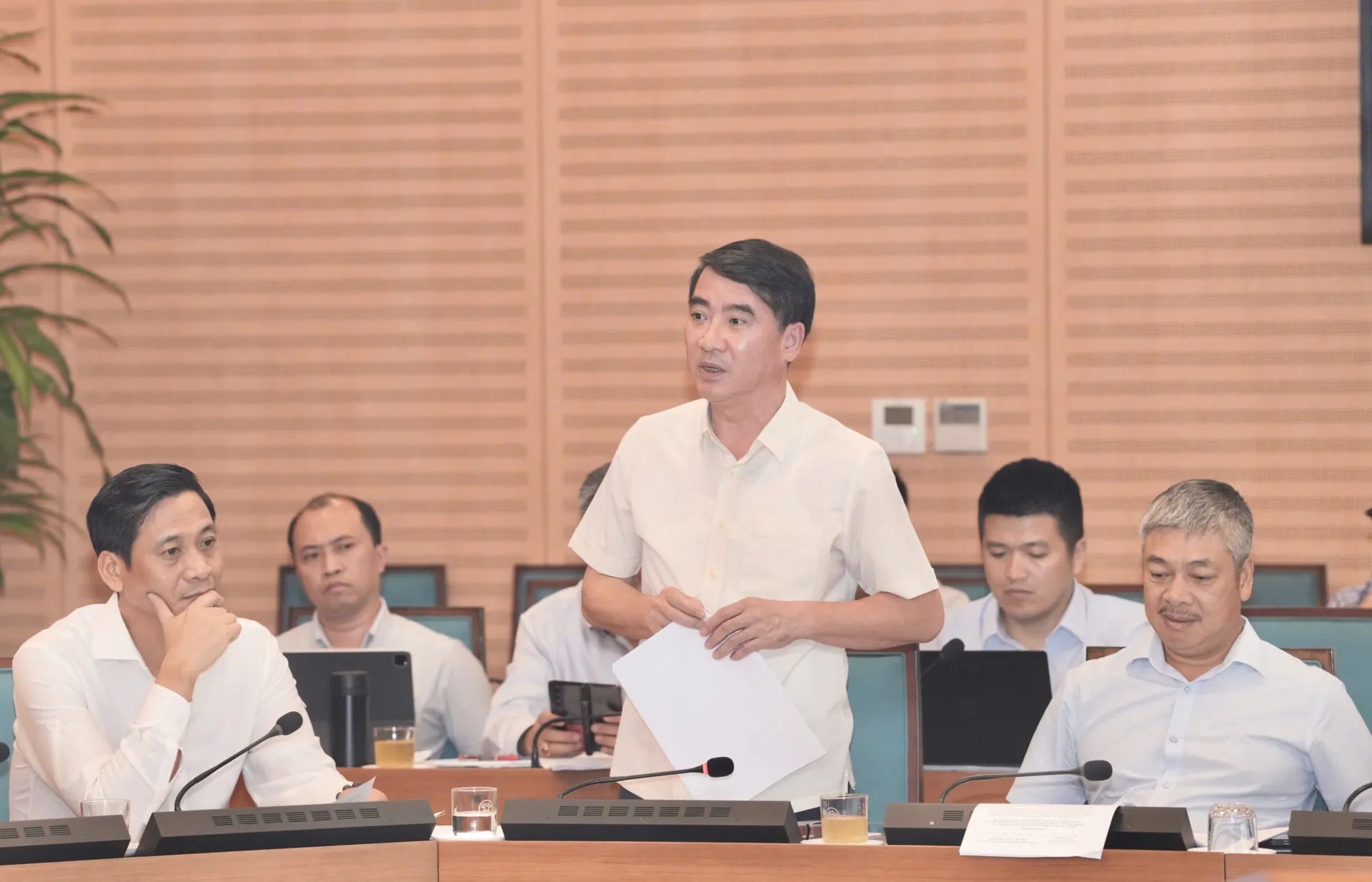 Lãnh đạo các sở, ngành trực tiếp giải đáp, tháo gỡ những khó khăn, vướng mắc tại cuộc họp. Ảnh: Hồng Thái