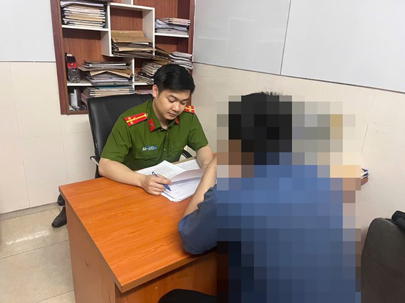 Bị hại đến trình báo vụ việc tại Công an phường Thanh Xuân Bắc (cũ)