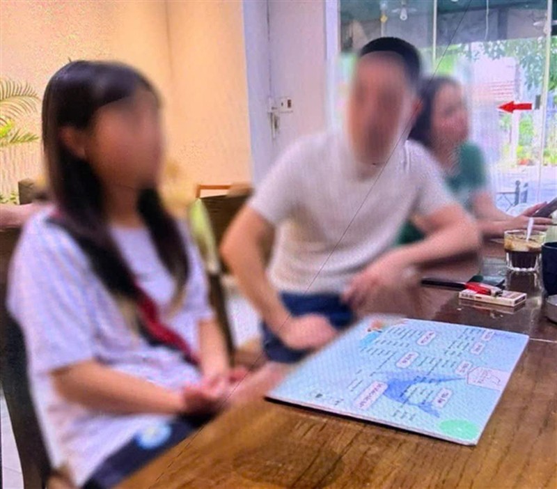Cháu H.L sợ hãi kể lại sự việc với bố sau khi được “giải cứu” về với gia đình