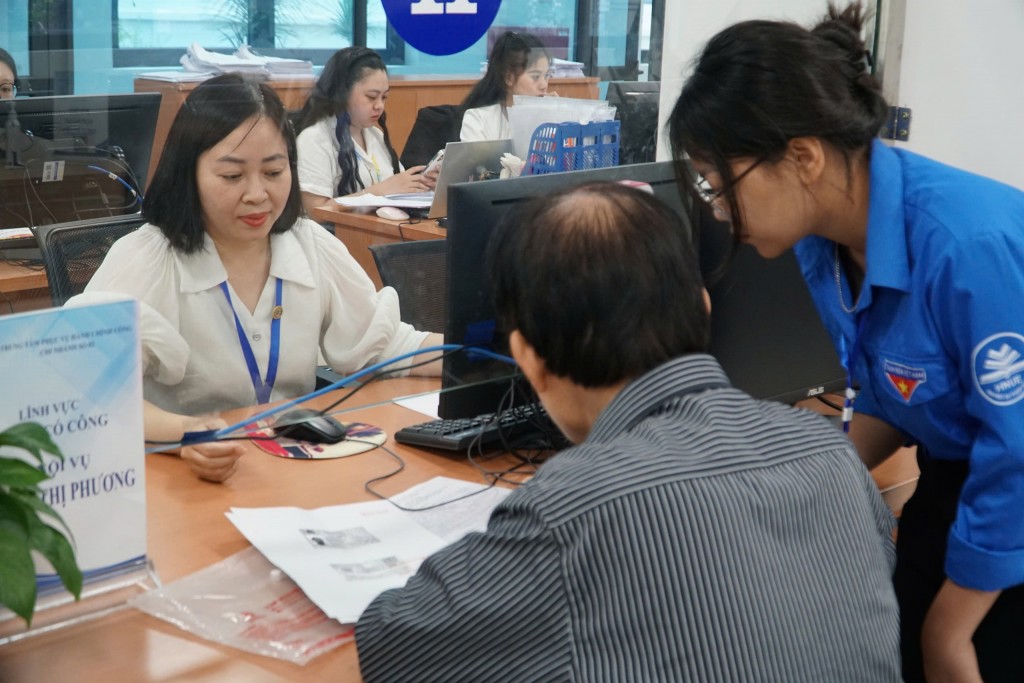 Cán bộ hành chính và thanh niên tình nguyện tận tâm hỗ trợ người dân