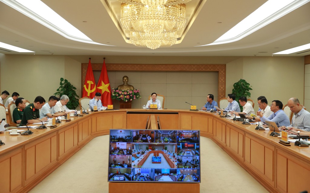 Phó Thủ tướng Trần Hồng Hà yêu cầu Bộ Nông nghiệp và Môi trường chuẩn bị dự thảo nghị quyết của Chính phủ nhằm tháo gỡ ngay các khó khăn, vướng mắc cấp bách về thể chế trong lĩnh vực nông nghiệp, môi trường - Ảnh: VGP/Minh Khôi