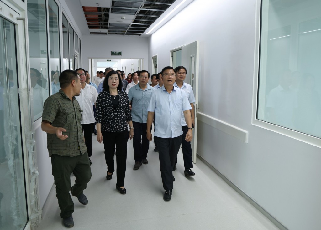 Phó Thủ tướng Lê Thành Long và đoàn công tác kiểm tra dự án cơ sở 2 của Bệnh viện Việt Đức và Bệnh viện Bạch Mai - Ảnh: VGP/Đức Tuân