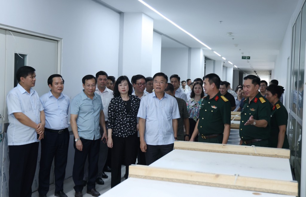 Liên danh nhà thầu gói thầu số 1 của dự án Bệnh viện Bạch Mai 2 cho biết, chỉ còn chậm phần cơ điện và khẳng định sẽ hoàn thành toàn bộ công việc vào 15/9/2025 - Ảnh: VGP/Đức Tuân