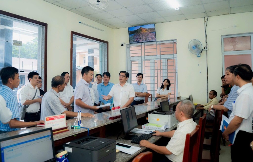 Huế lấy ý kiến người dân tổ chức làm việc vào sáng thứ 7