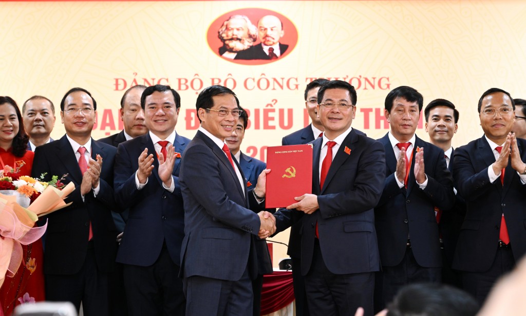 Đồng chí Nguyễn Hồng Diên, Ủy viên Ban Chấp hành Trung ương Đảng, Ủy viên Ban Chấp hành Đảng bộ Chính phủ nhiệm kỳ 2020 - 2025, Bí thư Đảng ủy Bộ Công Thương nhiệm kỳ 2020 - 2025, Bộ trưởng Bộ Công Thương được chỉ định giữ chức Bí thư Đảng ủy Bộ Công Thươ