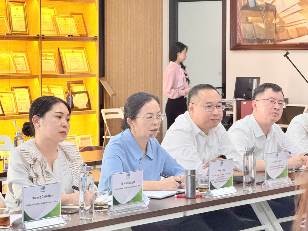 Bà Đặng Thụy – Chủ tịch Chính quyền Nhân dân huyện Hà Khẩu phát biểu (áo xanh)