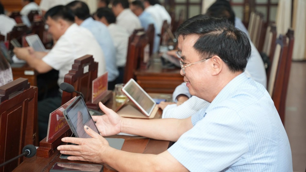 Các đại biểu biểu quyết thông qua các Nghị quyết